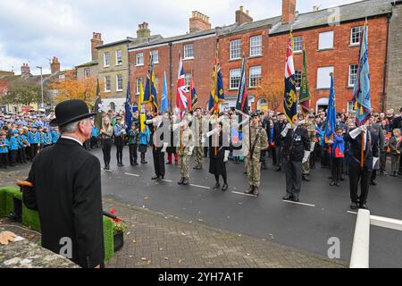 Bridport, Dorset, Royaume-Uni. 10 novembre 2024. Résidents, militaires, anciens combattants et conseillers se rendent en grand nombre à Bridport, dans le Dorset, pour rendre hommage le dimanche du souvenir au monument aux morts à l’extérieur de l’église St Mary’s. Porteurs standard. Crédit photo : Graham Hunt/Alamy Live News Banque D'Images