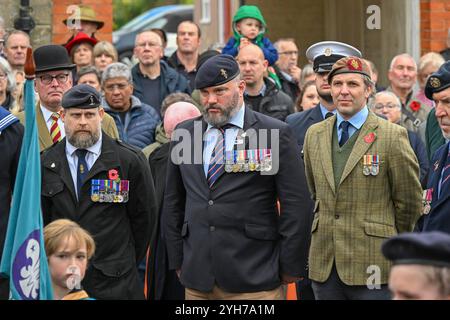 Bridport, Dorset, Royaume-Uni. 10 novembre 2024. Résidents, militaires, anciens combattants et conseillers se rendent en grand nombre à Bridport, dans le Dorset, pour rendre hommage le dimanche du souvenir au monument aux morts à l’extérieur de l’église St Mary’s. Vétérans. Crédit photo : Graham Hunt/Alamy Live News Banque D'Images