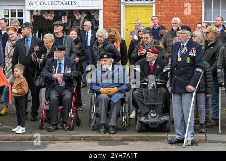 Bridport, Dorset, Royaume-Uni. 10 novembre 2024. Résidents, militaires, anciens combattants et conseillers se rendent en grand nombre à Bridport, dans le Dorset, pour rendre hommage le dimanche du souvenir au monument aux morts à l’extérieur de l’église St Mary’s. Vétérans. Crédit photo : Graham Hunt/Alamy Live News Banque D'Images
