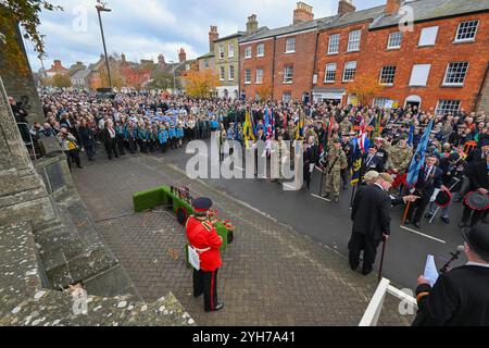 Bridport, Dorset, Royaume-Uni. 10 novembre 2024. Résidents, militaires, anciens combattants et conseillers se rendent en grand nombre à Bridport, dans le Dorset, pour rendre hommage le dimanche du souvenir au monument aux morts à l’extérieur de l’église St Mary’s. Crédit photo : Graham Hunt/Alamy Live News Banque D'Images