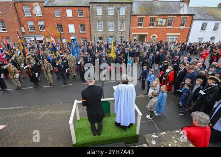 Bridport, Dorset, Royaume-Uni. 10 novembre 2024. Résidents, militaires, anciens combattants et conseillers se rendent en grand nombre à Bridport, dans le Dorset, pour rendre hommage le dimanche du souvenir au monument aux morts à l’extérieur de l’église St Mary’s. Crédit photo : Graham Hunt/Alamy Live News Banque D'Images