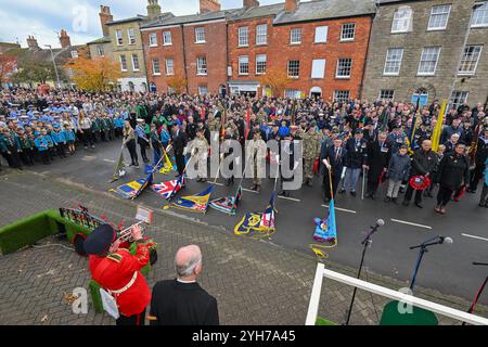 Bridport, Dorset, Royaume-Uni. 10 novembre 2024. Résidents, militaires, anciens combattants et conseillers se rendent en grand nombre à Bridport, dans le Dorset, pour rendre hommage le dimanche du souvenir au monument aux morts à l’extérieur de l’église St Mary’s. Crédit photo : Graham Hunt/Alamy Live News Banque D'Images