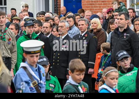 Bridport, Dorset, Royaume-Uni. 10 novembre 2024. Résidents, militaires, anciens combattants et conseillers se rendent en grand nombre à Bridport, dans le Dorset, pour rendre hommage le dimanche du souvenir au monument aux morts à l’extérieur de l’église St Mary’s. Crédit photo : Graham Hunt/Alamy Live News Banque D'Images