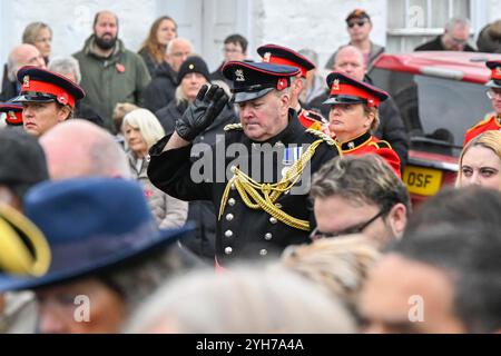 Bridport, Dorset, Royaume-Uni. 10 novembre 2024. Résidents, militaires, anciens combattants et conseillers se rendent en grand nombre à Bridport, dans le Dorset, pour rendre hommage le dimanche du souvenir au monument aux morts à l’extérieur de l’église St Mary’s. Crédit photo : Graham Hunt/Alamy Live News Banque D'Images