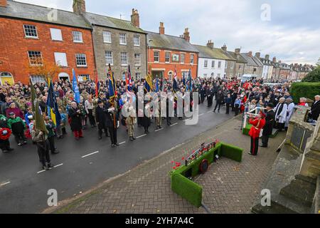 Bridport, Dorset, Royaume-Uni. 10 novembre 2024. Résidents, militaires, anciens combattants et conseillers se rendent en grand nombre à Bridport, dans le Dorset, pour rendre hommage le dimanche du souvenir au monument aux morts à l’extérieur de l’église St Mary’s. Crédit photo : Graham Hunt/Alamy Live News Banque D'Images