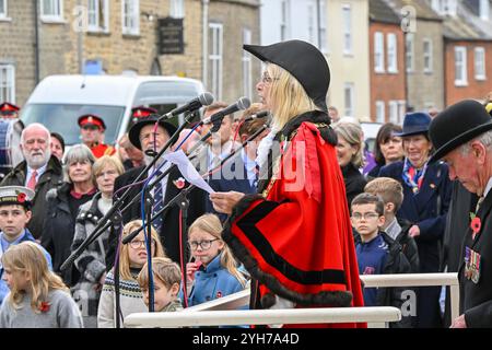 Bridport, Dorset, Royaume-Uni. 10 novembre 2024. Résidents, militaires, anciens combattants et conseillers se rendent en grand nombre à Bridport, dans le Dorset, pour rendre hommage le dimanche du souvenir au monument aux morts à l’extérieur de l’église St Mary’s. Crédit photo : Graham Hunt/Alamy Live News Banque D'Images