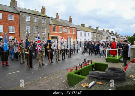 Bridport, Dorset, Royaume-Uni. 10 novembre 2024. Résidents, militaires, anciens combattants et conseillers se rendent en grand nombre à Bridport, dans le Dorset, pour rendre hommage le dimanche du souvenir au monument aux morts à l’extérieur de l’église St Mary’s. Crédit photo : Graham Hunt/Alamy Live News Banque D'Images
