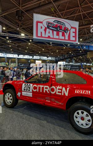 LYON, le 8 novembre 2024 : la 45ème édition du salon Epoqu'Auto se tient à Eurexpo et rassemble un prestigieux panel de voitures anciennes, de nombreux exposants Banque D'Images