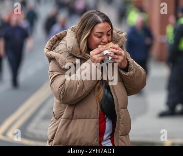 Sheffield, Royaume-Uni. 10 novembre 2024. Un fan qui prend un morceau à manger pendant le match du Sky Bet Championship Sheffield United vs Sheffield mercredi à Bramall Lane, Sheffield, Royaume-Uni, 10 novembre 2024 (photo par Mark Cosgrove/News images) à Sheffield, Royaume-Uni le 11/10/2024. (Photo de Mark Cosgrove/News images/SIPA USA) crédit : SIPA USA/Alamy Live News Banque D'Images