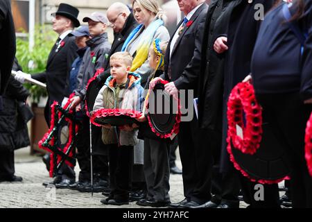 Membres de la communauté ukrainienne et membres des forces armées lors de la cérémonie du dimanche du souvenir à la Pierre du souvenir devant les chambres de la ville à Édimbourg. Date de la photo : dimanche 10 novembre 2024. Banque D'Images