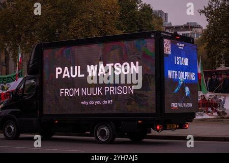 Londres, Royaume-Uni. 09 novembre 2024. Les partisans de la Sea Shepherd conservation Society tentent d'attirer l'attention du public sur l'arrestation de Paul Watson à Nuuk, au Groenland. Paul Franklin Watson est un canado-américain, écologiste et militant pour les droits des animaux. Il a fondé la Sea Shepherd conservation Society. Il a été arrêté le 21 juillet 2024 à Nuuk, au Groenland. Il est accusé d'avoir endommagé un navire baleinier japonais et blessé un membre d'équipage en 2012. Crédit : SOPA images Limited/Alamy Live News Banque D'Images