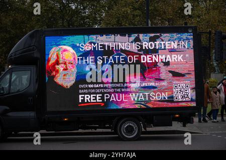 Londres, Royaume-Uni. 09 novembre 2024. Les partisans de la Sea Shepherd conservation Society tentent d'attirer l'attention du public sur l'arrestation de Paul Watson à Nuuk, au Groenland. Paul Franklin Watson est un canado-américain, écologiste et militant pour les droits des animaux. Il a fondé la Sea Shepherd conservation Society. Il a été arrêté le 21 juillet 2024 à Nuuk, au Groenland. Il est accusé d'avoir endommagé un navire baleinier japonais et blessé un membre d'équipage en 2012. Crédit : SOPA images Limited/Alamy Live News Banque D'Images