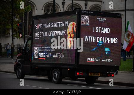 Londres, Royaume-Uni. 09 novembre 2024. Les partisans de la Sea Shepherd conservation Society tentent d'attirer l'attention du public sur l'arrestation de Paul Watson à Nuuk, au Groenland. Paul Franklin Watson est un canado-américain, écologiste et militant pour les droits des animaux. Il a fondé la Sea Shepherd conservation Society. Il a été arrêté le 21 juillet 2024 à Nuuk, au Groenland. Il est accusé d'avoir endommagé un navire baleinier japonais et blessé un membre d'équipage en 2012. Crédit : SOPA images Limited/Alamy Live News Banque D'Images