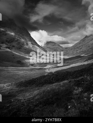 Glen Coe - Vallée de montagne dramatique en photographie noir et blanc Banque D'Images