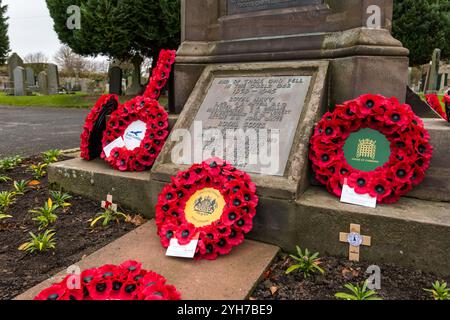 Haddington, East Lothian, Écosse, Royaume-Uni, 10 novembre 2024. Défilé du jour du souvenir et dépôt de couronnes : couronnes de coquelicots au mémorial de guerre du cimetière St Mary. Crédit : Sally Anderson/Alamy Live News Banque D'Images