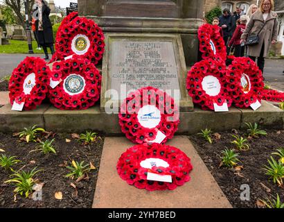 Haddington, East Lothian, Écosse, Royaume-Uni, 10 novembre 2024. Défilé du jour du souvenir et dépôt de couronnes : couronnes de coquelicots au mémorial de guerre du cimetière St Mary. Crédit : Sally Anderson/Alamy Live News Banque D'Images