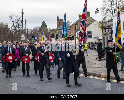 Haddington, East Lothian, Écosse, Royaume-Uni, 10 novembre 2024. Défilé du jour du souvenir et pose de couronnes : Haddington Pipe Band mène un défilé à travers le centre de la ville de marché, en présence du député local Douglas Alexander et des MSP Craig Hoy et Paul McLennan (photo). Crédit : Sally Anderson/Alamy Live News Banque D'Images