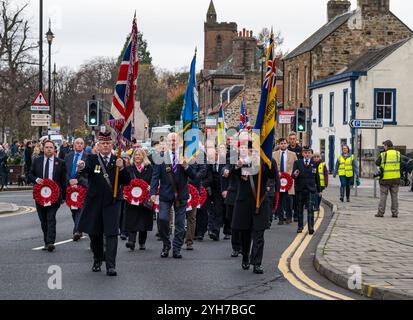 Haddington, East Lothian, Écosse, Royaume-Uni, 10 novembre 2024. Défilé du jour du souvenir et dépôt de couronnes : défilé dans le centre de la ville de marché, avec la participation du député local Douglas Alexander et des MSP Craig Hoy et Paul McLennan. Crédit : Sally Anderson/Alamy Live News Banque D'Images