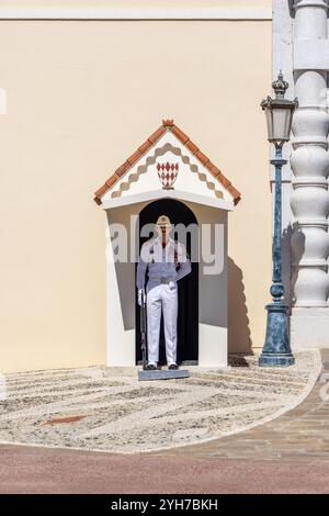 Cérémonie de relève de la garde au Palais Princier de Monaco, Princes Carabiniers en uniformes blancs, place du Palais, Monaco, Sud de la France, Europe Banque D'Images