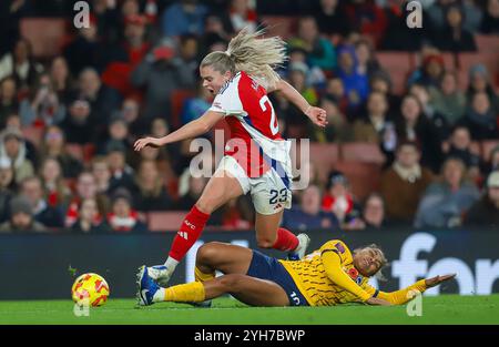 Alessia Russo d’Arsenal s’attaque à Jorelyn Carabali de Brighton lors du match de Super League féminine Barclays FA entre Arsenal et Brighton et Hove Albion à l’Emirates Stadium de Londres le vendredi 8 novembre 2024. (Photo : Jade Cahalan | mi News) Banque D'Images