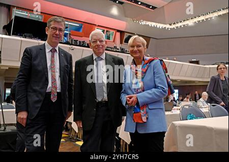 Vlnr Oberbuergermeister von Wuerzburg, Christian Schuchardt, Praesident des Zentralrats der Juden in Deutschland, Josef Schuster l, und Kirsten Fehrs, amtierende Ratsvorsitzende der EKD, Bischobean im Sprengel Hamburg und Luebeck, AM 10.11.2024 waehrend der 5. Tagung der 13. Synode der Evangelischen Kirche in Deutschland EKD in Wuerzburg. Josef Schuster Hat das Recht auf Asyl in der Verfassung bekraeftigt. Trotz aller Debatten ueber migration und Einwanderung duerfe man sich in Deutschland nicht vom Grundrecht auf Asyl und dem Schutz politisch Verfolgter verabschieden, sagte Schuster am Sonnta Banque D'Images