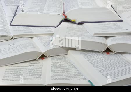 Manuels ouverts dans une pile, République fédérale d'Allemagne Banque D'Images