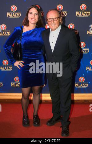 Claus Theo Gärtner mit Ehefrau Sarah Würgler BEI der Gala-Premiere der Palazzo Dinner Show im Spiegelpalast. Berlin, 09.11.2024 Foto:XM.xWehnertx/xFuturexImagex dinnershow 4128 Banque D'Images