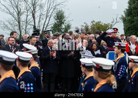 Clifftown Parade, Southend on Sea, Essex, Royaume-Uni. 10 novembre 2024. Un service du dimanche du souvenir a lieu au mémorial de guerre de Southend, au-dessus du front de mer de Southend on Sea. Des tirs d’un canon de 25 livres fourni par la Shoeburyness and South Essex Branch Royal Artillery Association ont été utilisés pour marquer le début et la fin des deux minutes de silence. Des branches locales de l'armée, des cadets, des députés et des dignitaires ont pris part à un défilé à destination et en provenance du service. Les députés David Burton-Sampson et Bayo Alaba du Southend Banque D'Images