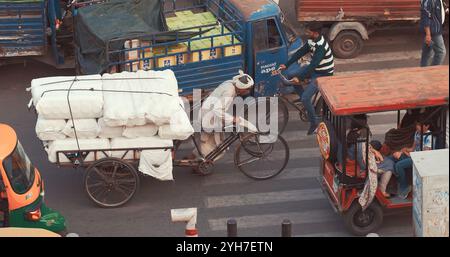 Jaipur, Rajasthan, Inde. Indian Man Move Cargo Bicycle in . Chariot de transport lourd avec camion. Trafic sur la rue. Voitures se déplaçant sur la rue le matin. Ancien Banque D'Images