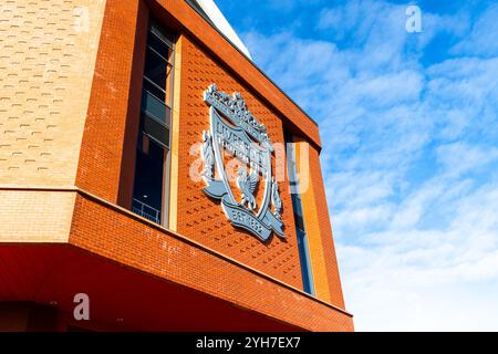 L'écusson du Liverpool FC vu en argent haut sur le stade Anfield sous un ciel bleu, pris le 27 octobre 2024. Banque D'Images