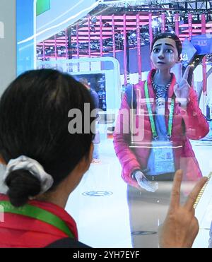 Shanghai. 9 novembre 2024. Un visiteur prend un selfie de dessin animé lors de la 7ème China International Import Expo (CIIE) à Shanghai, dans l'est de la Chine, le 9 novembre 2024. Le 7e CIIE s’est tenu ici du 5 au 10 novembre. De nombreux exposants ont offert diverses activités interactives pour que les visiteurs se familiarisent avec leurs produits et services. Crédit : Huang Xiaoyong/Xinhua/Alamy Live News Banque D'Images