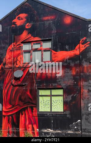 Mo Salah murale o Anfield Road. Mo Salahs s'appelle Mohamed Salah Hamed Mahrous Ghaly, mieux connu des fans de Liverpool sous le nom de « Roi ». Photo prise 2 Banque D'Images