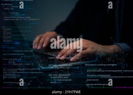 Mains tapant sur un ordinateur portable avec des données de codage et de cryptage visibles, représentant la cybersécurité et le développement de logiciels. Idéal pour la sécurité INFORMATIQUE, programm Banque D'Images