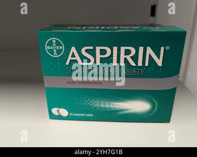 Prague, République tchèque-8 août 2024 : boîte D'ASPIRINE avec substance active D'ACIDE ACÉTYLSALICYLIQUE de BAYER, utilisé pour le soulagement de la douleur, l'inflammation et la santé cardiaque Banque D'Images