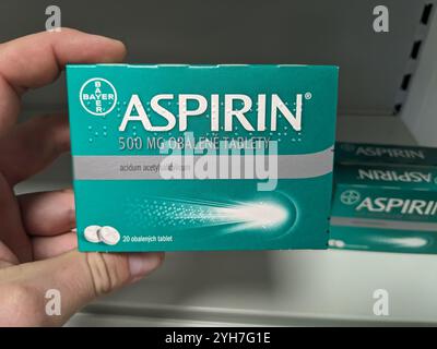 Prague, République tchèque-8 août 2024 : boîte D'ASPIRINE avec substance active D'ACIDE ACÉTYLSALICYLIQUE de BAYER, utilisé pour le soulagement de la douleur, l'inflammation et la santé cardiaque Banque D'Images