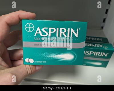 Prague, République tchèque-8 août 2024 : boîte D'ASPIRINE avec substance active D'ACIDE ACÉTYLSALICYLIQUE de BAYER, utilisé pour le soulagement de la douleur, l'inflammation et la santé cardiaque Banque D'Images