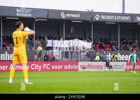 Almere, pays-Bas. 10 novembre 2024. Almere - fans d'Almere City FC lors de la douzième manche de la saison Eredivisie 2024/2025. Le match se déroule entre Almere City FC et Feyenoord au Yanmar Stadion le 10 novembre 2024 à Almere, aux pays-Bas. Crédit : Box to Box Pictures/Alamy Live News Banque D'Images