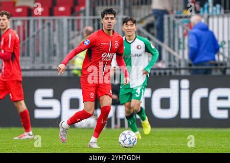 Almere, pays-Bas. 10 novembre 2024. ALMERE, PAYS-BAS - 10 NOVEMBRE : Anas Tahiri de l'Almere City FC dribble lors du match néerlandais Eredivisie entre l'Almere City FC et Feyenoord au Yanmar Stadion le 10 novembre 2024 à Almere, pays-Bas. (Photo par Andre Weening/Orange Pictures) crédit : Orange pics BV/Alamy Live News Banque D'Images