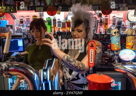 Bar Maids servant des boissons dans le château de Dublin , Camden Town, Londres, Angleterre, Royaume-Uni Banque D'Images