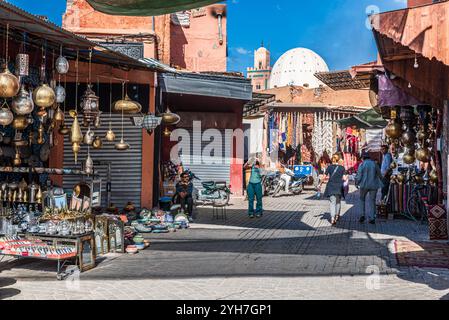 Marrakech, Maroc, Afrique - 9 novembre 2017 : scène de marché dynamique avec des lanternes marocaines traditionnelles, des textiles colorés et de l'artisanat local dans un Banque D'Images