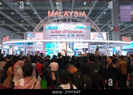 Shanghai. 5 novembre 2024. Les gens visitent le Pavillon de la Malaisie lors de la 7ème exposition internationale d'importation de Chine (CIIE) à Shanghai, dans l'est de la Chine, le 5 novembre 2024. Crédit : Zhou Xinyi/Xinhua/Alamy Live News Banque D'Images