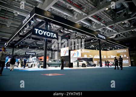 Shanghai. 5 novembre 2024. Les gens visitent le stand de Toyota à la zone d'exposition automobile lors de la 7ème exposition internationale d'importation de Chine (CIIE) à Shanghai de l'est de la Chine, 5 novembre 2024. Crédit : Chen Haoming/Xinhua/Alamy Live News Banque D'Images