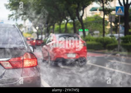 Pollution de l'air due à la circulation de la fumée d'échappement des voitures dans la ville. Réduire la pollution par le réchauffement climatique et le dioxyde de carbone résultant de la combustion des moteurs. Banque D'Images