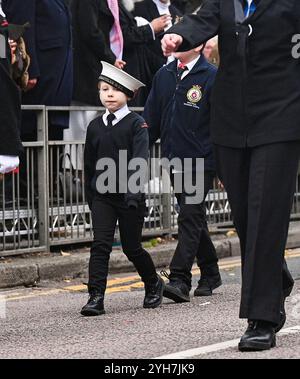 Brighton UK 10 novembre 2024 - quelques-uns des plus jeunes participants marchant à l'acte du souvenir qui s'est tenu au Brighton War Memorial aujourd'hui : crédit Simon Dack / Alamy Live News Banque D'Images