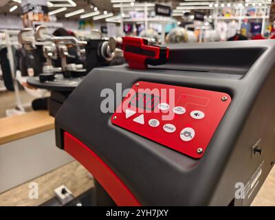 Cordes une raquette de badminton sur une machine à cordes de raquettes. Banque D'Images