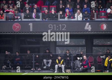 Almere, pays-Bas. 10 novembre 2024. Almere - le score lors de la douzième manche de la saison Eredivisie 2024/2025. Le match se déroule entre Almere City FC et Feyenoord au Yanmar Stadion le 10 novembre 2024 à Almere, aux pays-Bas. Crédit : Box to Box Pictures/Alamy Live News Banque D'Images