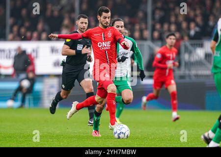 Almere, pays-Bas. 10 novembre 2024. ALMERE, PAYS-BAS - 10 NOVEMBRE : ADI Nalic de l'Almere City FC dribble lors du match néerlandais Eredivisie entre l'Almere City FC et Feyenoord au Yanmar Stadion le 10 novembre 2024 à Almere, pays-Bas. (Photo par Andre Weening/Orange Pictures) crédit : Orange pics BV/Alamy Live News Banque D'Images