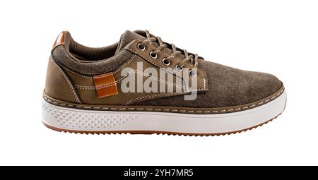 Baskets en toile kaki avec découpe de semelle blanche. Lacé nouvelle chaussure en textile marron isolé sur un fond blanc. Baskets confortables pour la marche à pied Banque D'Images