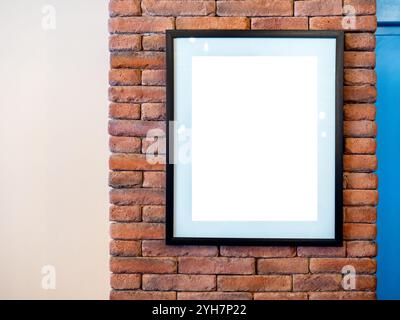 Mockup vertical cadre d'artiste noir ou affiche blanche vierge sur fond de mur de briques rouges à l'intérieur du style loft de bâtiment. Les panneaux d'affichage vierges attachés à Banque D'Images