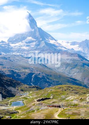 Train Gornergrat sur chemin de fer sur Matterhorn pic vue arrière-plan avec Riffelsee Lake via Rotenboden sur la saison estivale dans les Alpes suisses, style vertical. Visite guidée Banque D'Images